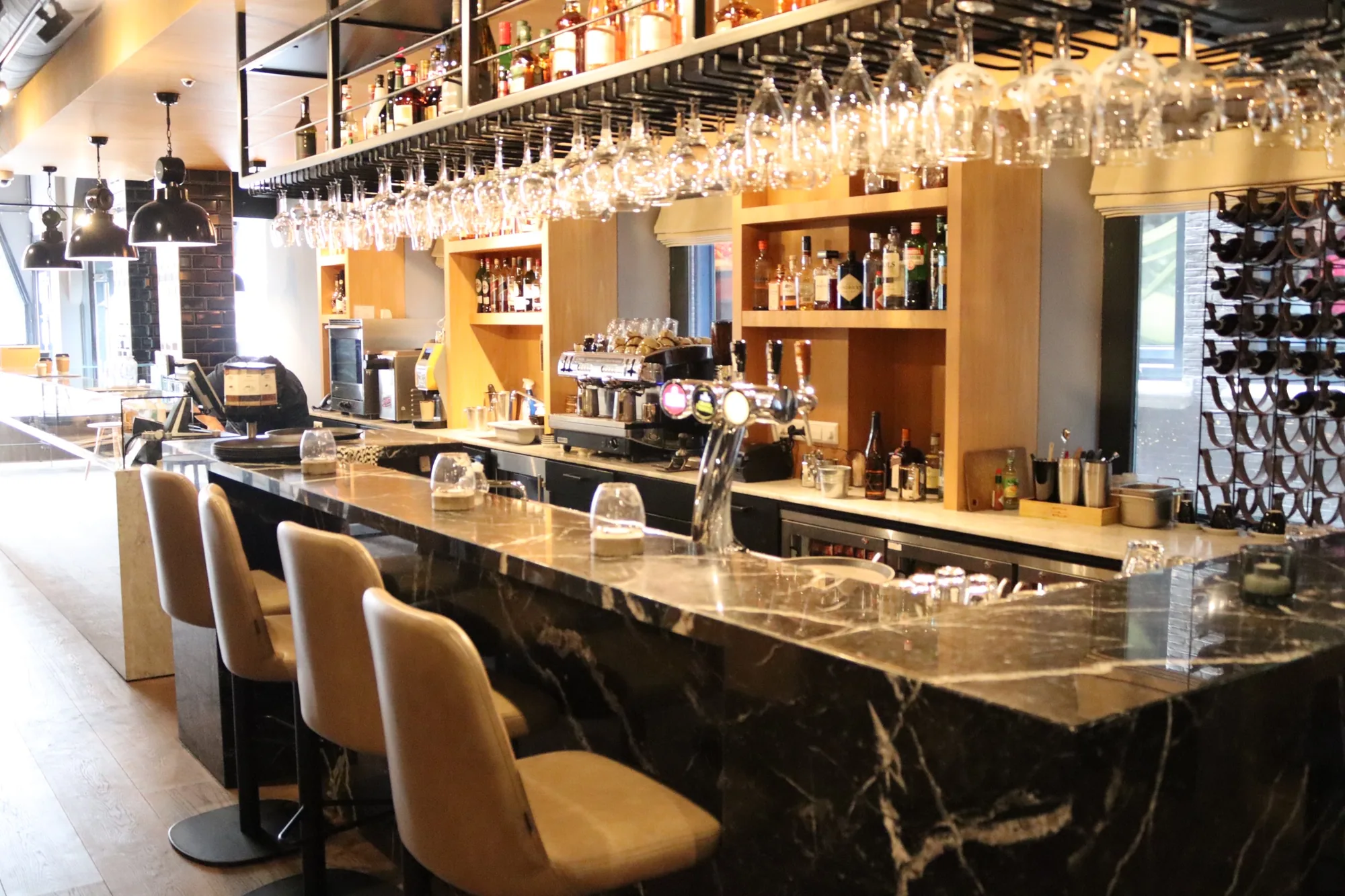 Bar met een blad van zwart marmer