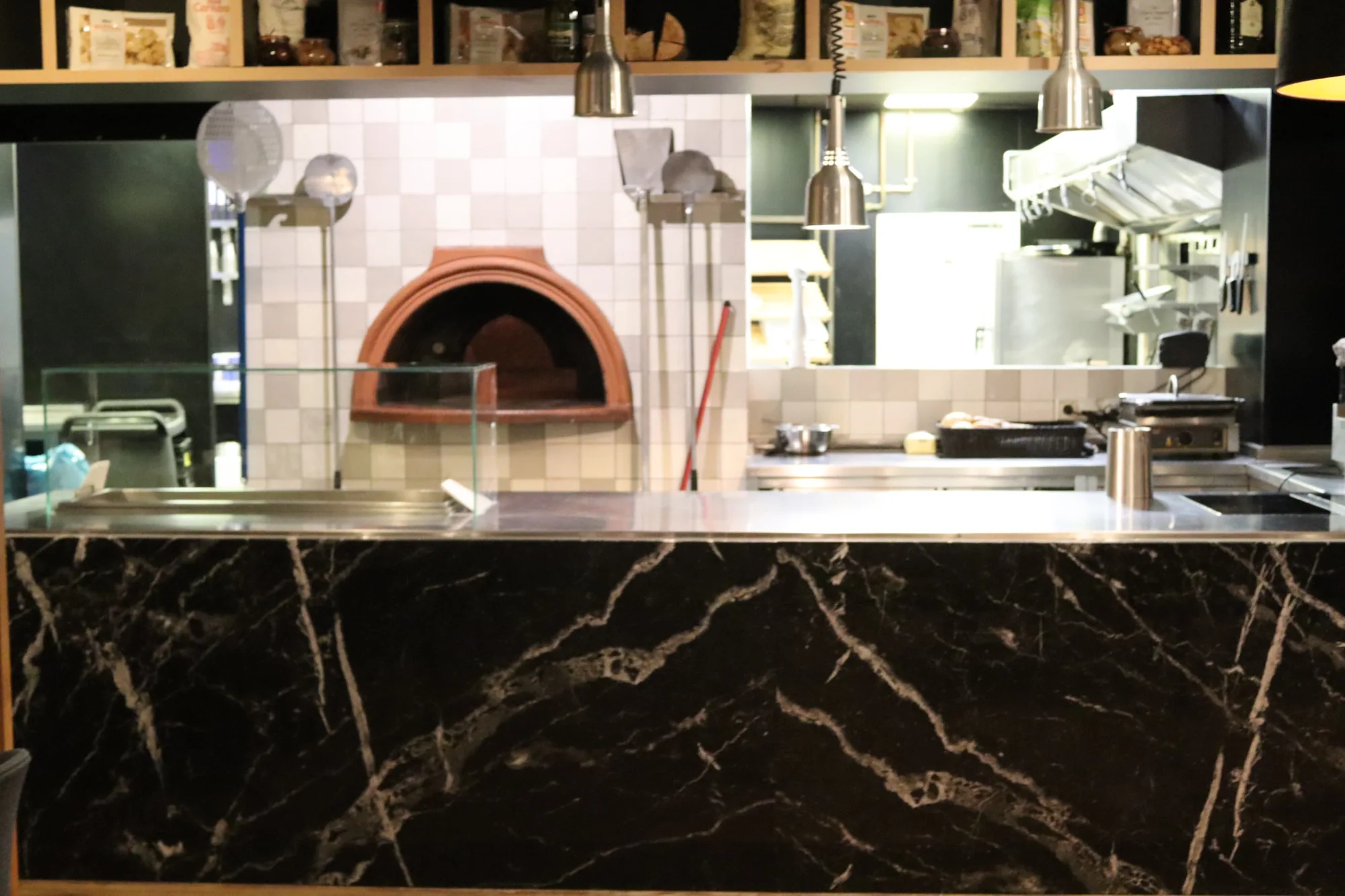 Stenen bar naast een pizzaoven