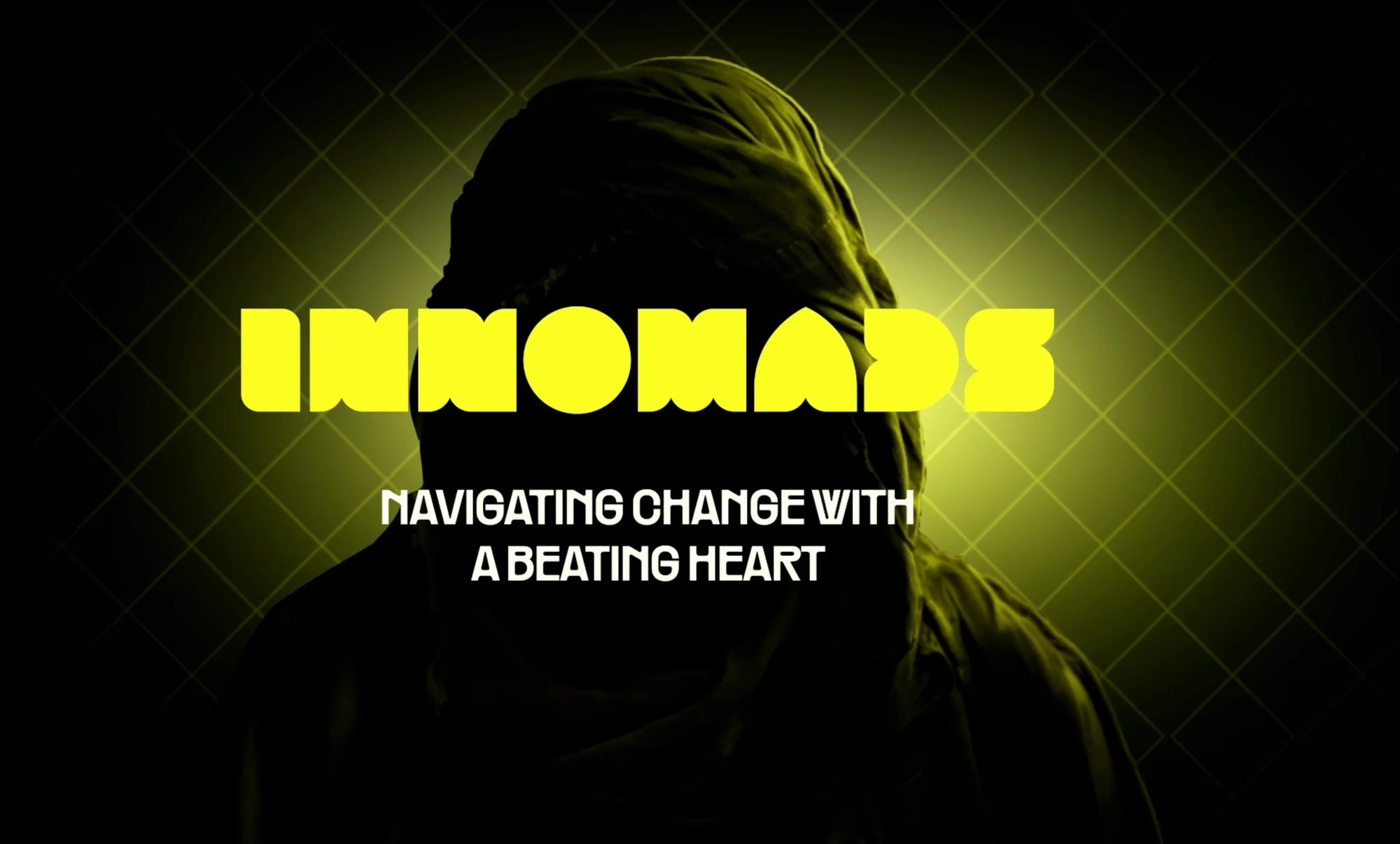 Innomads-logo met de regel ‘Navigating change with a beating heart’ op zwart met een gele gloed