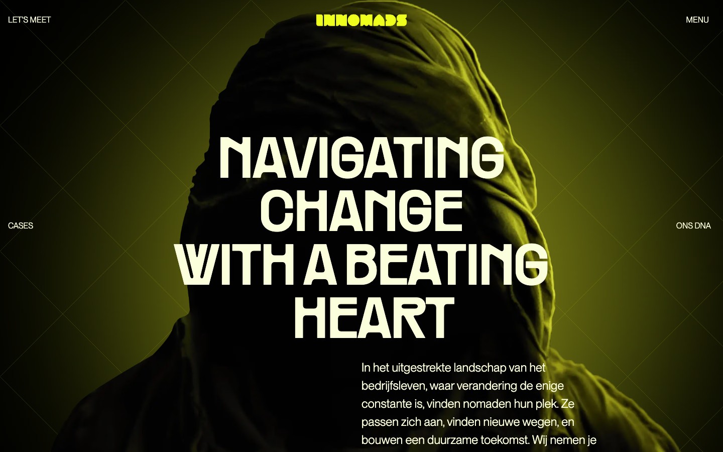 Homepage van Innomads: ‘Navigating change with a beating heart’ boven een nomade met capuchon