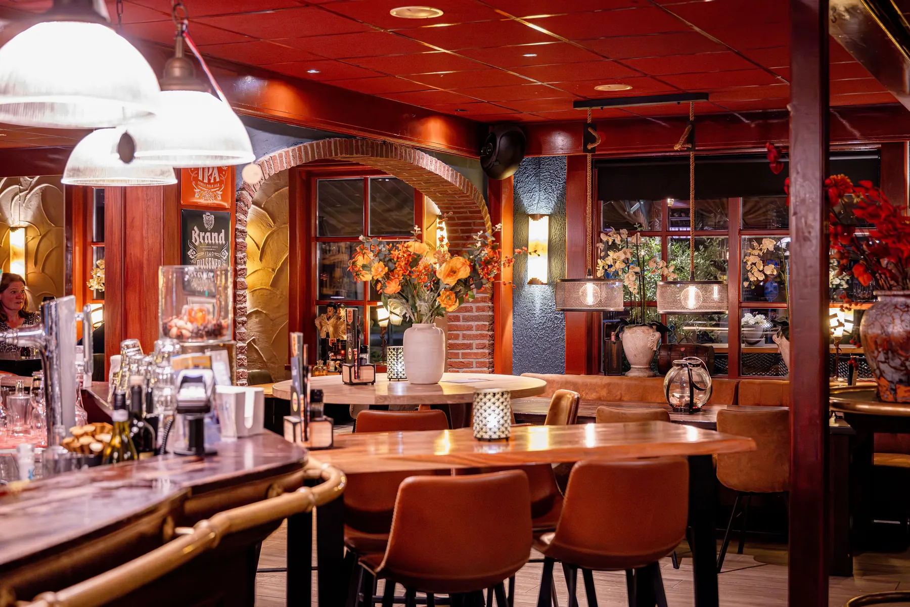 De bar en het interieur van Eetcafé Plexat