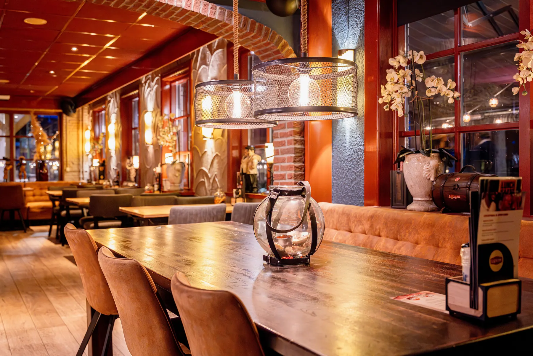 Een lange gedekte tafel in het restaurant