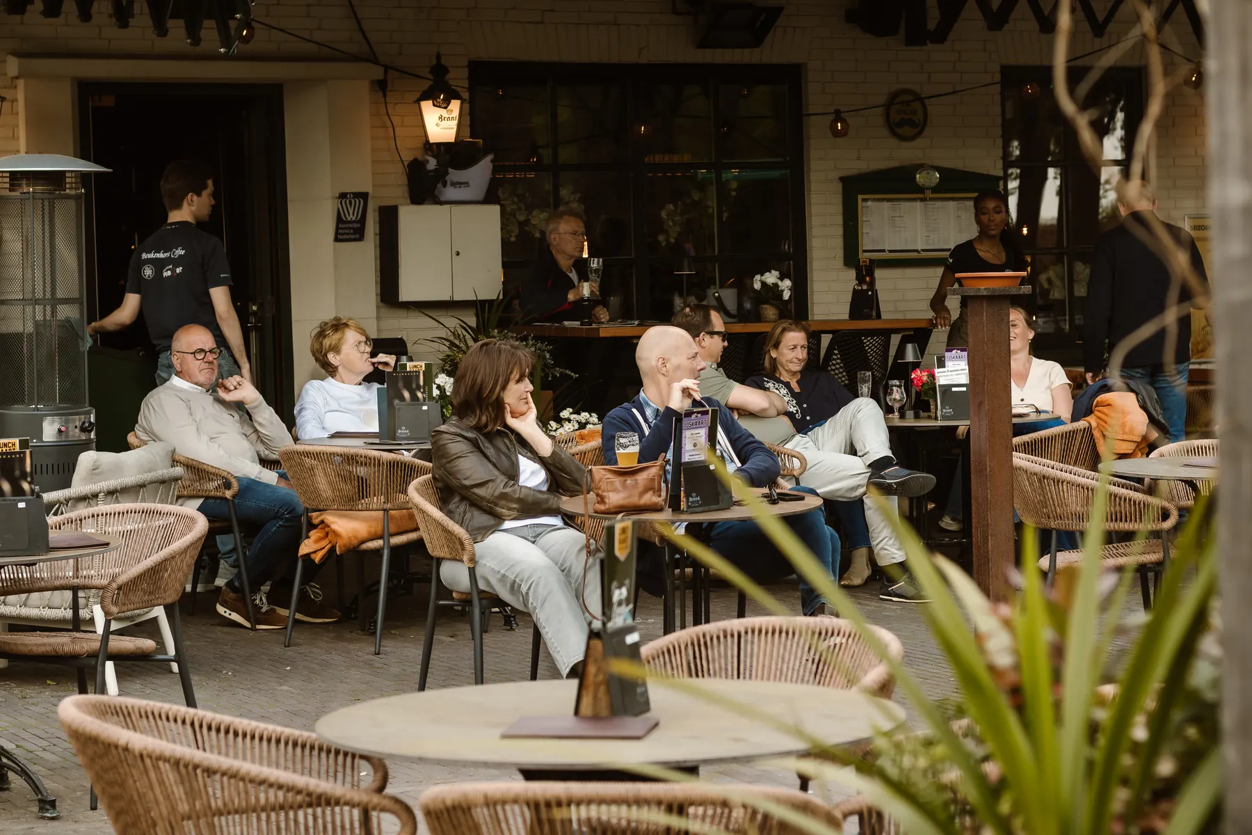 Het terras van Eetcafé Plexat vol gasten